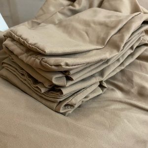 QUEEN Beige Fitted Bedsheet & 4 Matching Pillowcases | Room Essentials